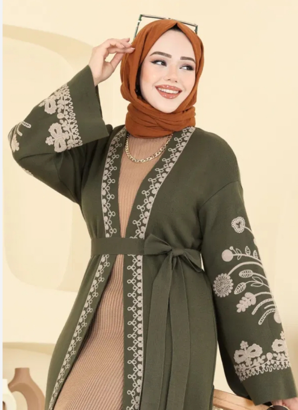 طقم شتوي أنيق للمحجبات  – تصميم راقٍ ومحتشم